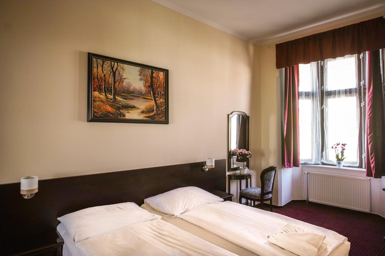 פלזן Hotel U Salzmannu מראה חיצוני תמונה